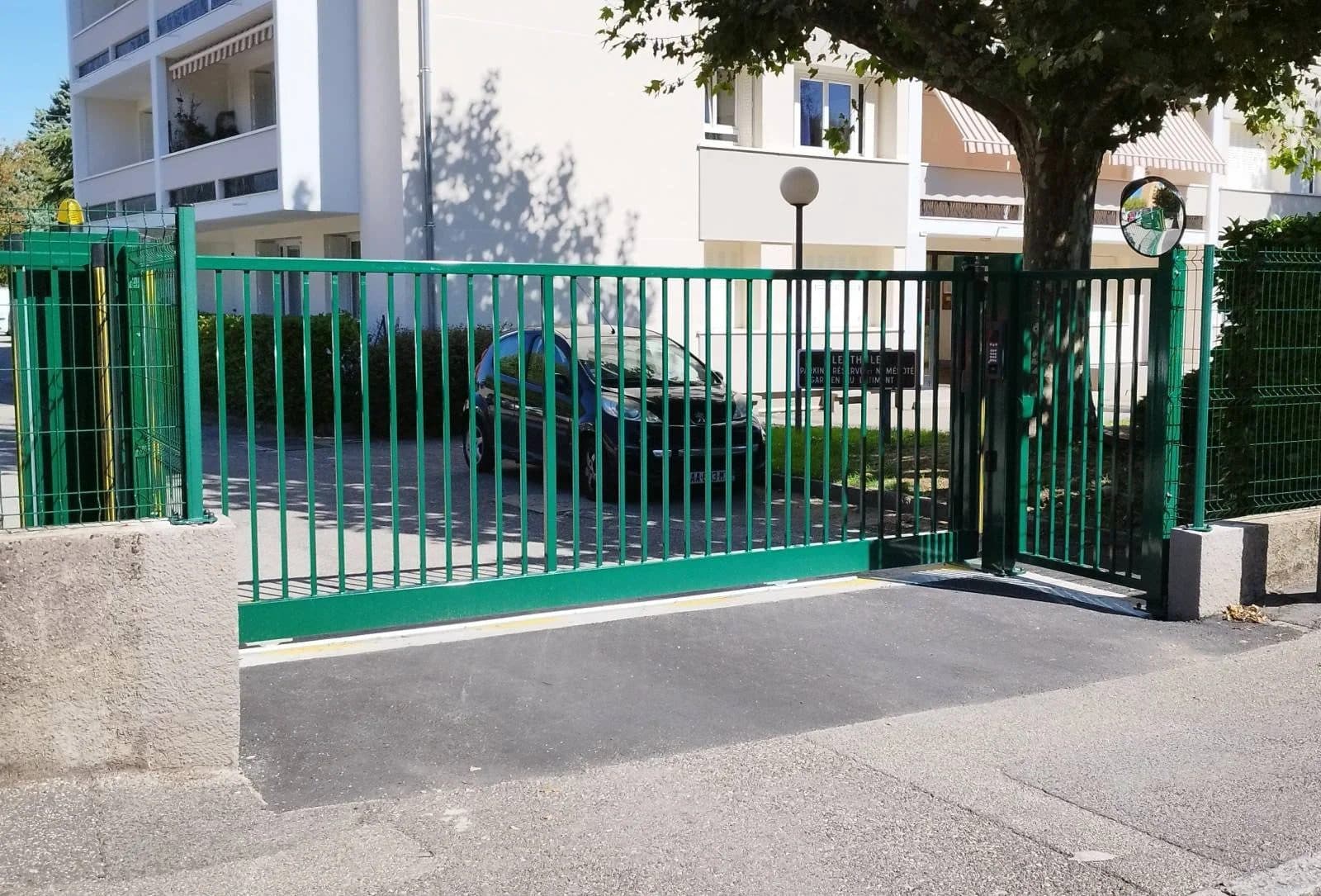 Portail automatique motorisé installé par ACOMA en Île-de-France