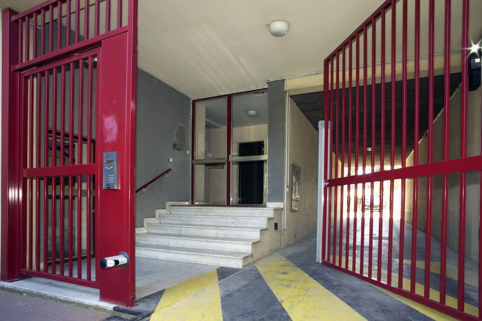 Porte automatique installée par ACOMA à Villebon-sur-Yvette